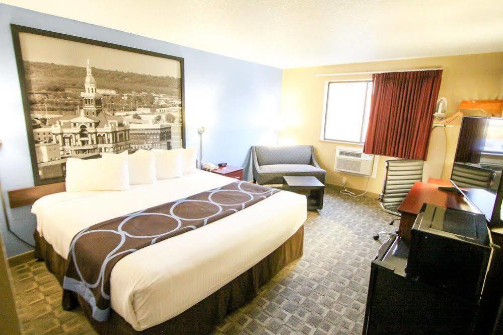 Super 8 By Wyndham Dubuque Motel Dış mekan fotoğraf